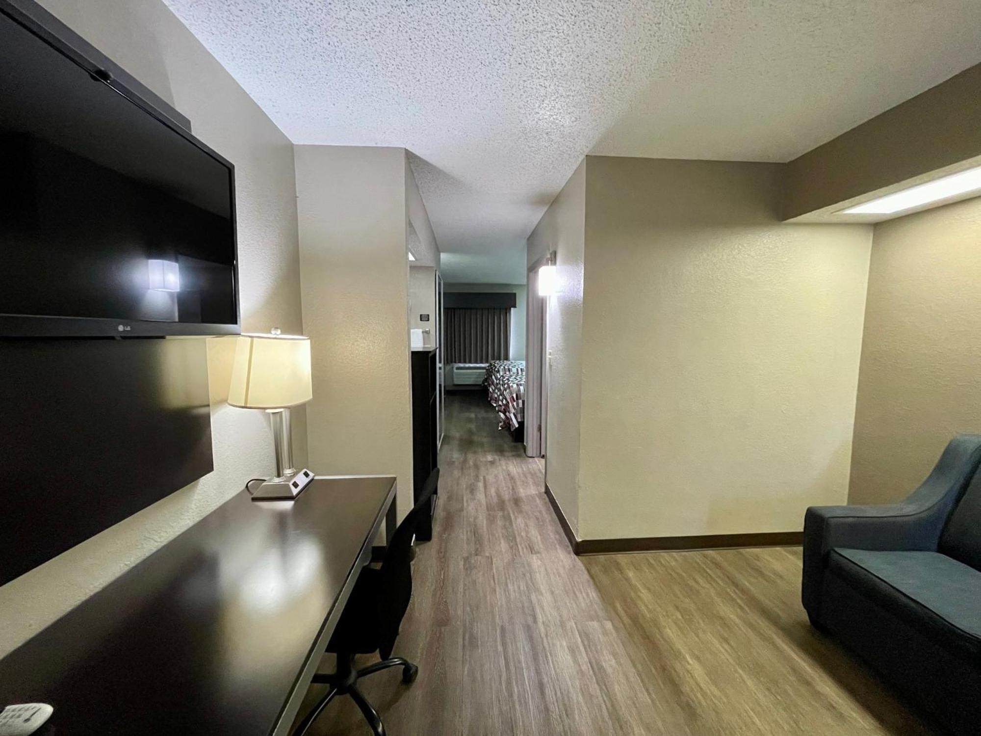 Red Roof Inn & Suites Jackson - Richland Екстериор снимка