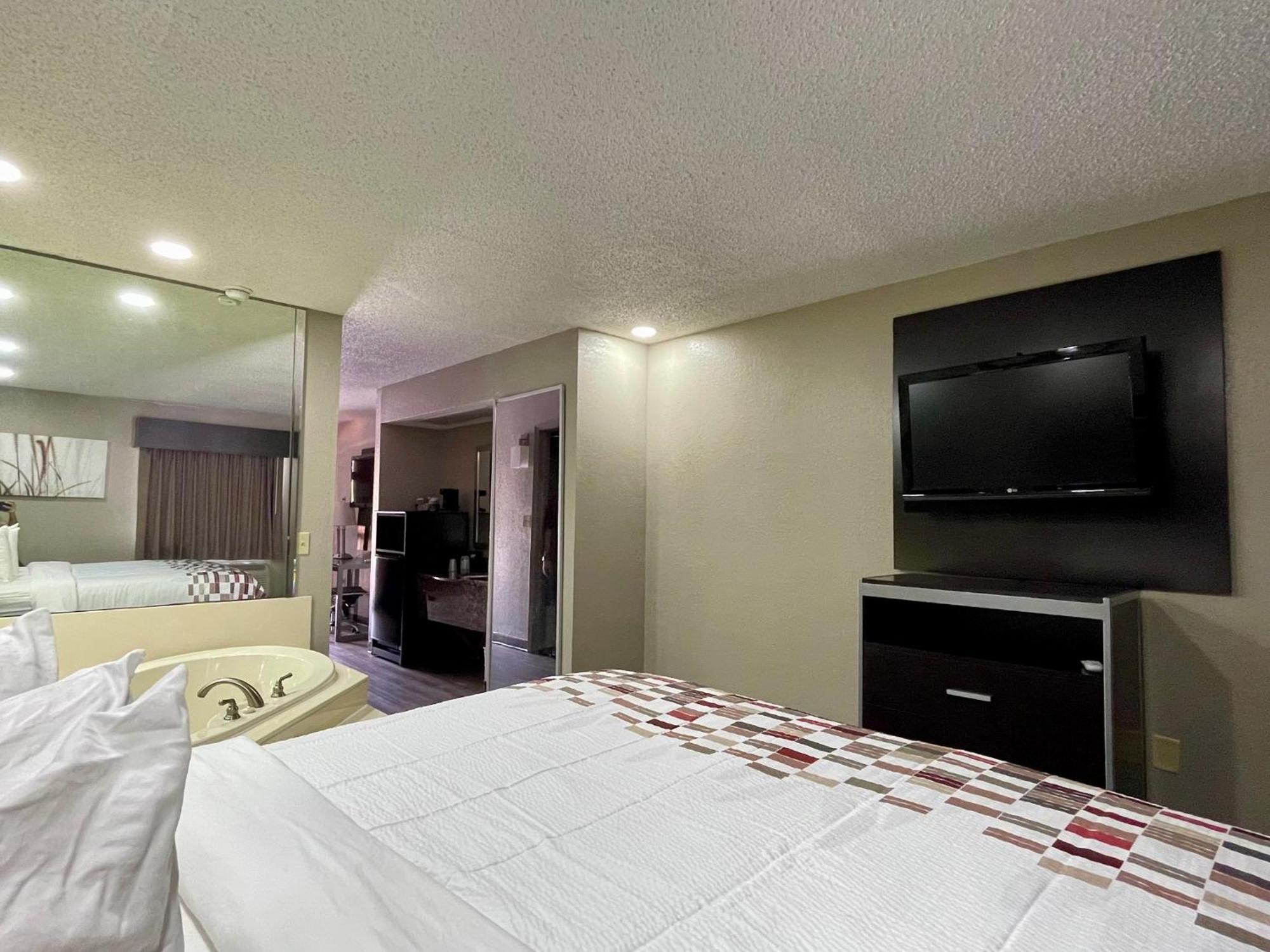 Red Roof Inn & Suites Jackson - Richland Екстериор снимка