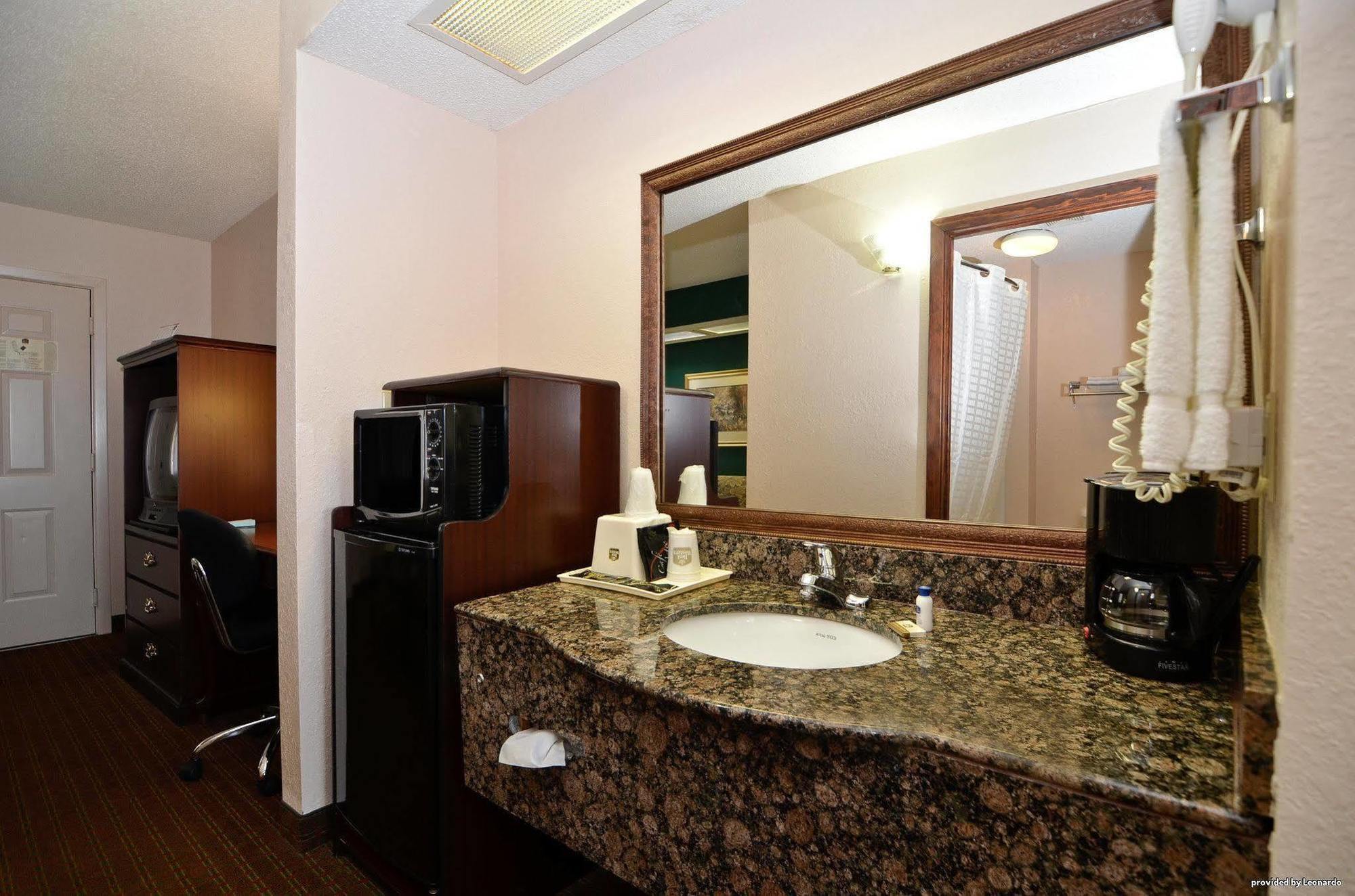 Red Roof Inn & Suites Jackson - Richland Екстериор снимка