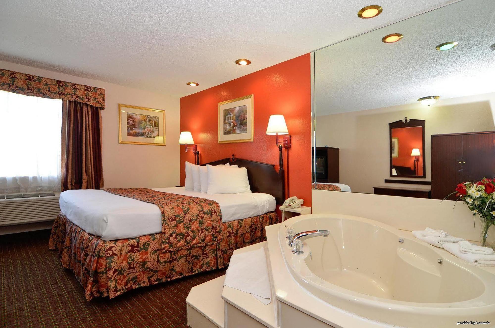 Red Roof Inn & Suites Jackson - Richland Стая снимка